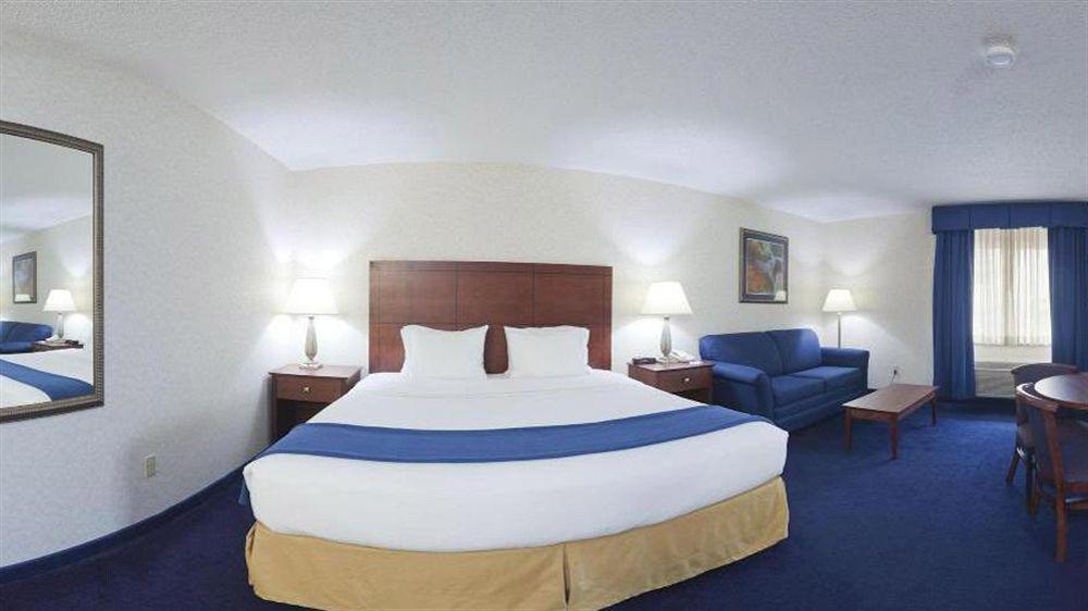 Holiday Inn Express Deforest By Ihg Bagian luar foto