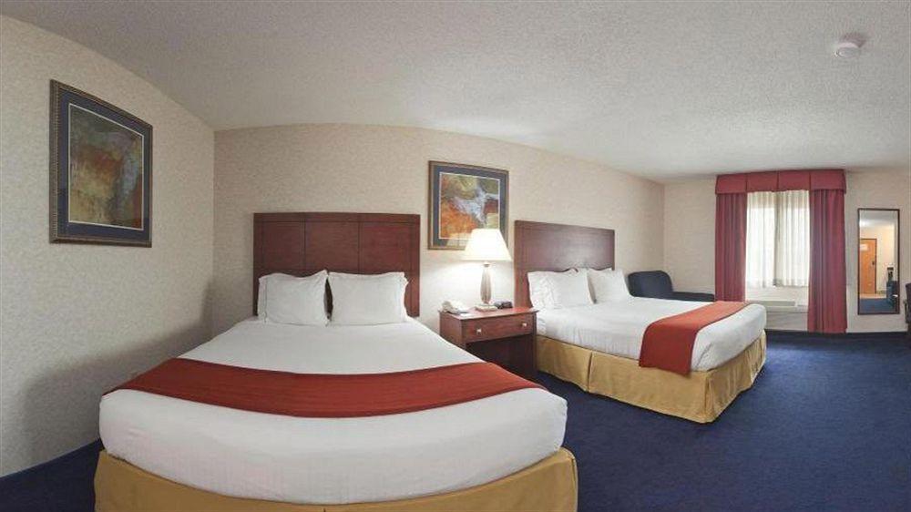 Holiday Inn Express Deforest By Ihg Bagian luar foto