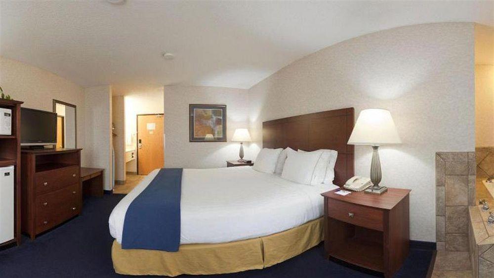 Holiday Inn Express Deforest By Ihg Bagian luar foto