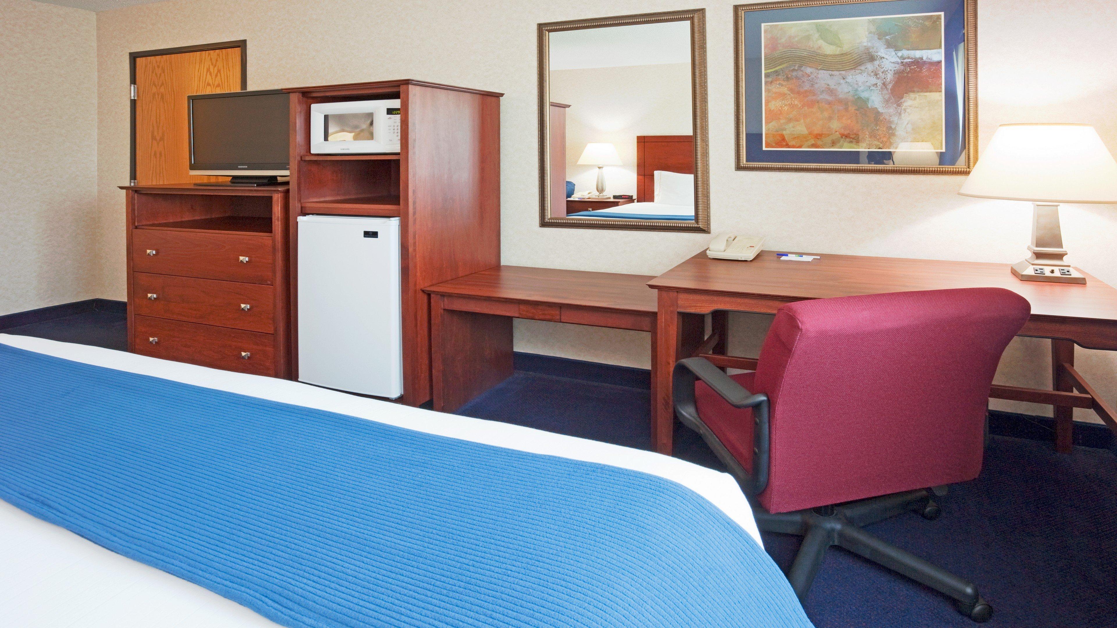 Holiday Inn Express Deforest By Ihg Bagian luar foto