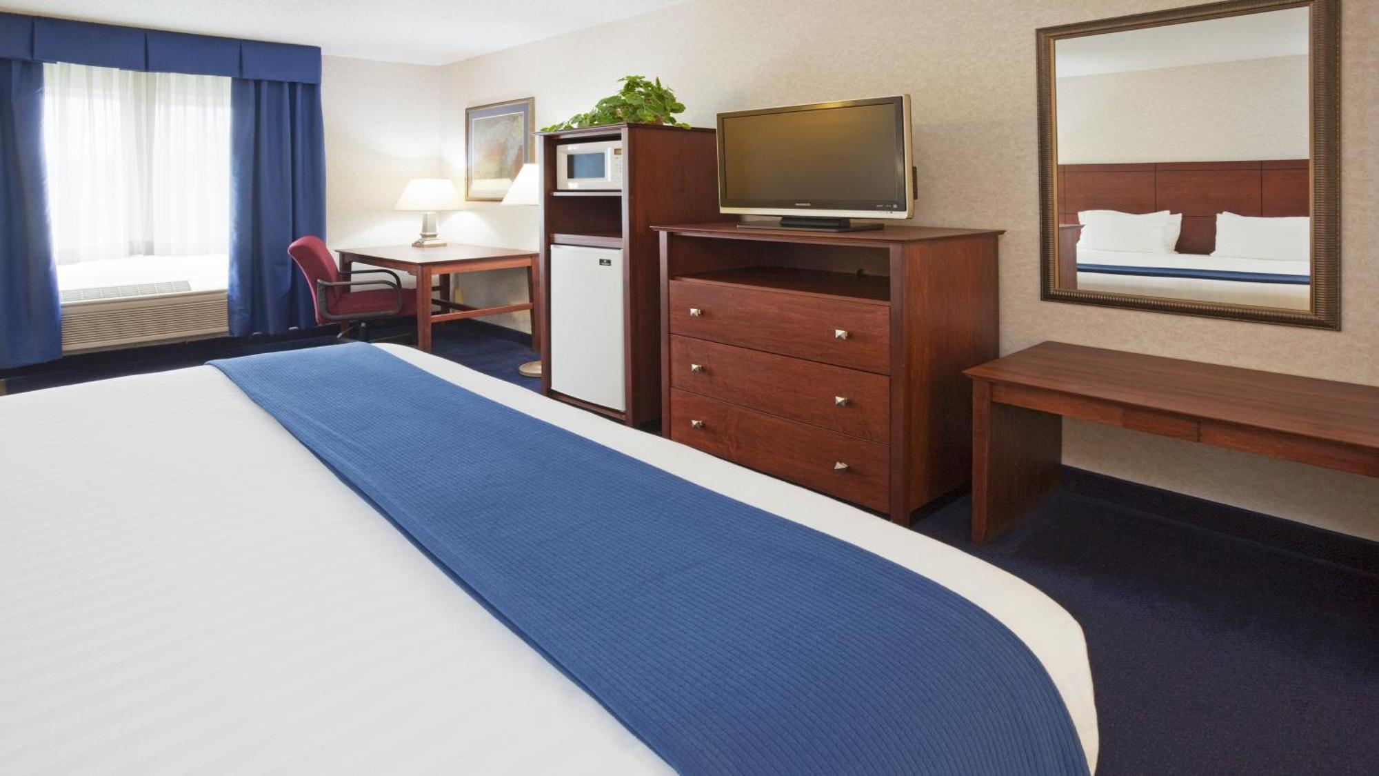 Holiday Inn Express Deforest By Ihg Bagian luar foto