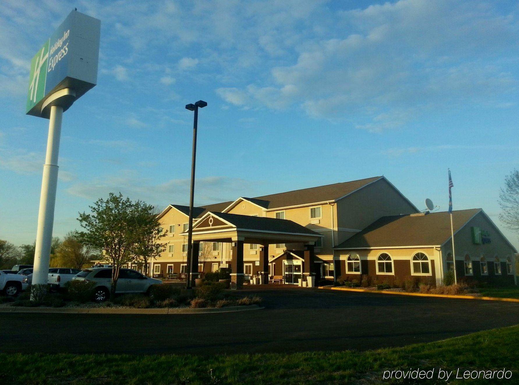 Holiday Inn Express Deforest By Ihg Bagian luar foto