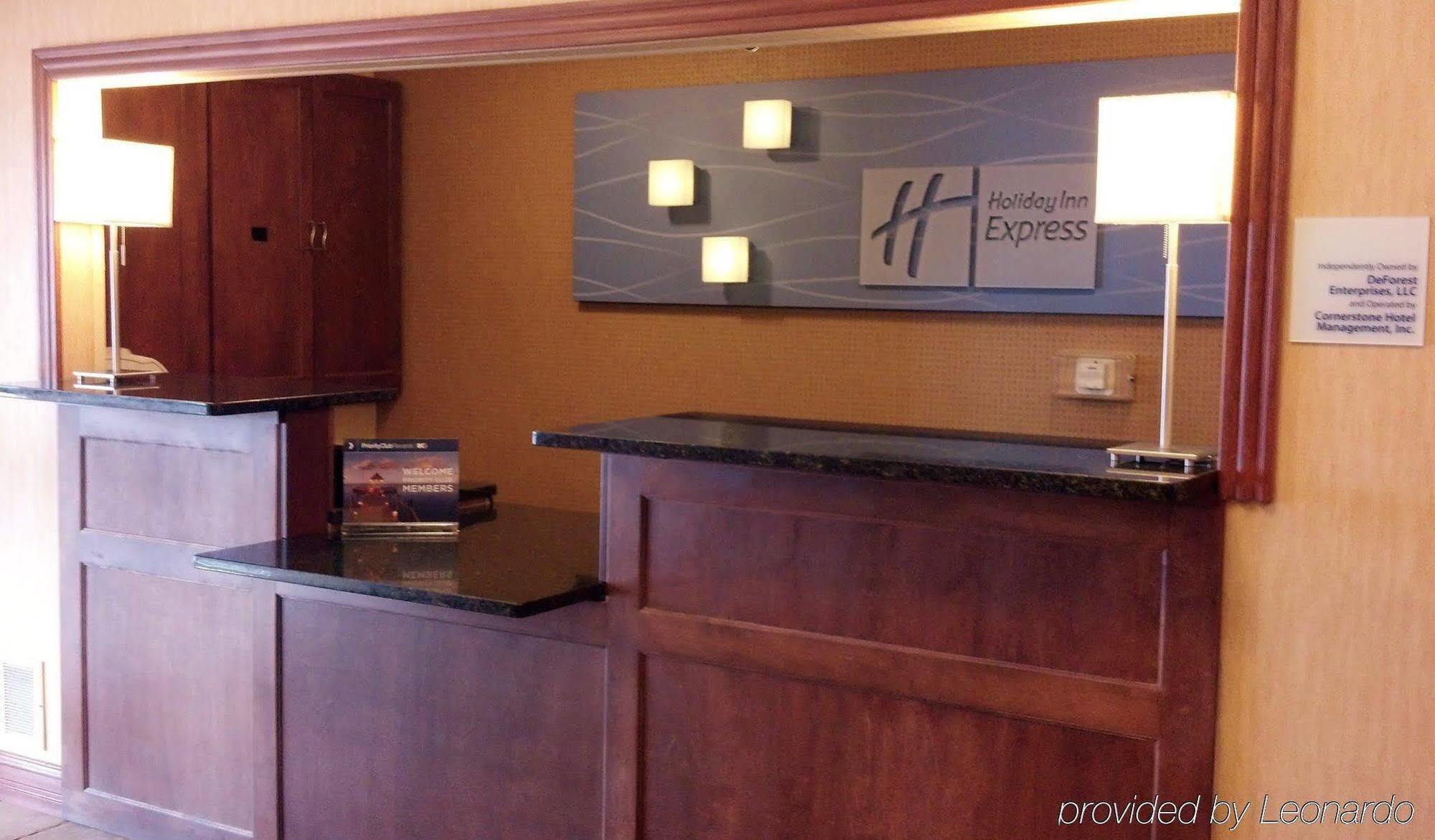 Holiday Inn Express Deforest By Ihg Bagian luar foto