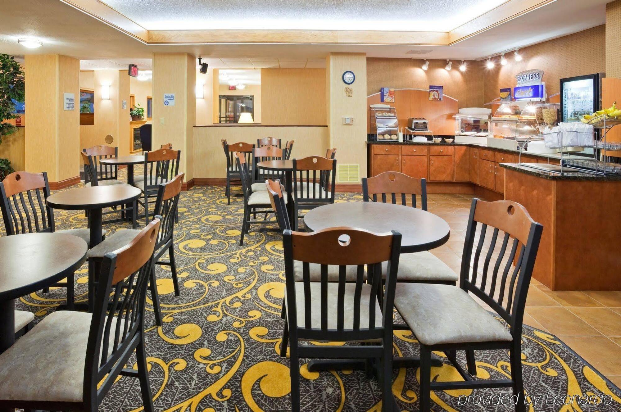 Holiday Inn Express Deforest By Ihg Bagian luar foto