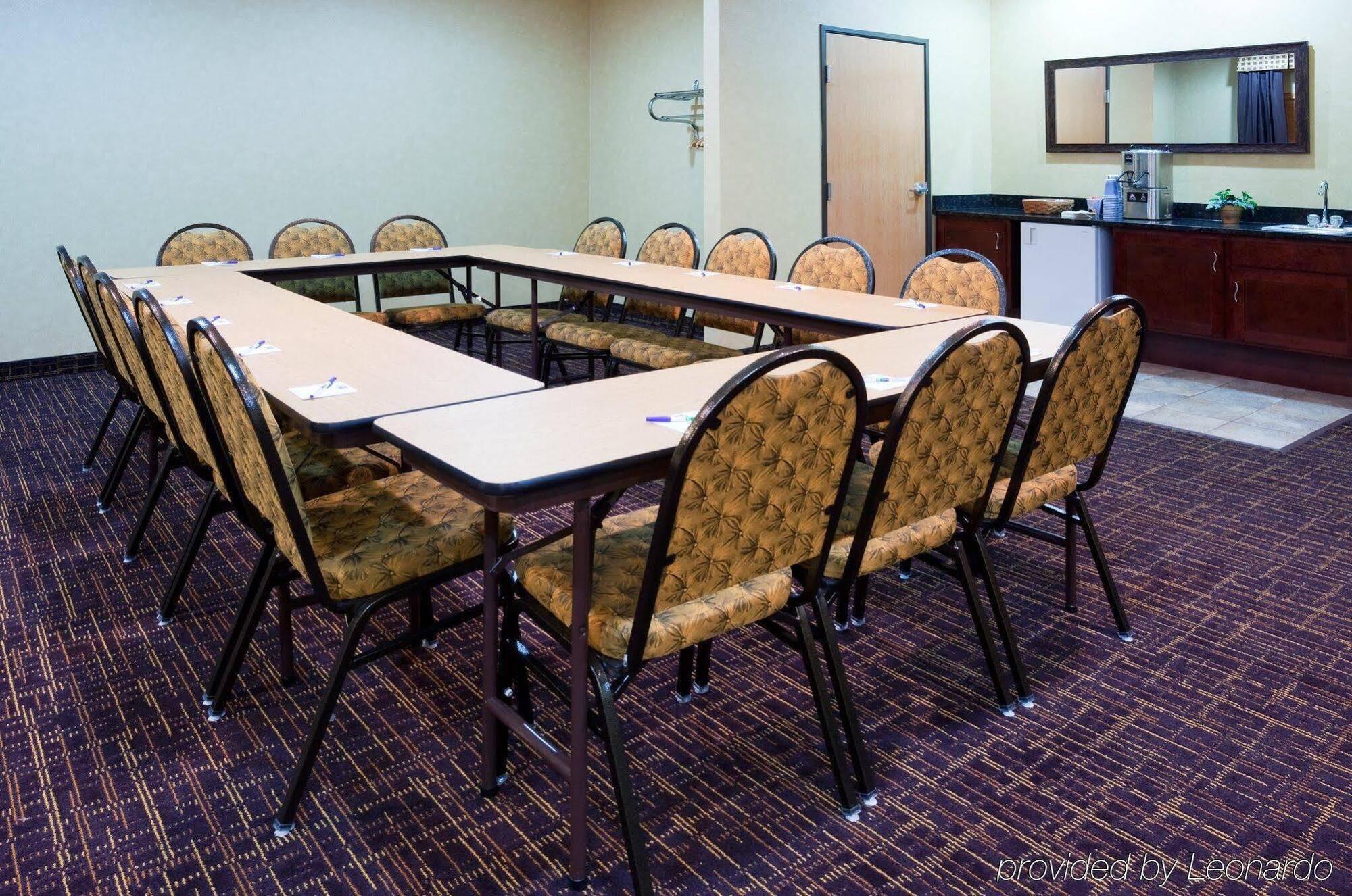 Holiday Inn Express Deforest By Ihg Bagian luar foto