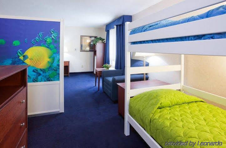 Holiday Inn Express Deforest By Ihg Bagian luar foto